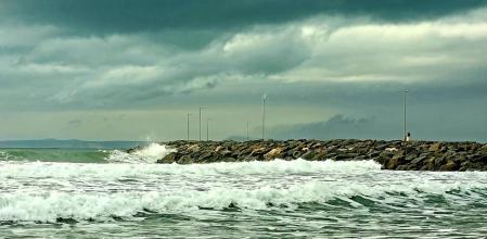 Mar agitada por el paso de la borrasca Blas por Roses.
