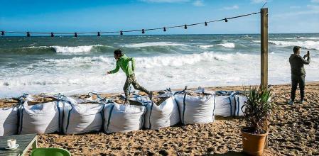 foto XAVIER CERVERA 11/11/2021 temporal Blas ;playa de la barceloneta dsd hospital mar Playas de Barcelona. mantener el ancho de la playa es demasiado costoso. Sacos para proteger L’Institut de Ciències del Mar alerta que conservar l’amplada de les platges pot ser “massa costós” L'investigador de l'Institut de Ciències del Mar, Gonzalo Simarro, apunta que amb el canvi climàtic caldrà prendre més mesures de protecció per evitar que les platges es quedin sense sorra ràpidament Les platges de Barcelona són artificials i, per tant, no recuperen sorra de manera natural. Això fa que amb els temporals, com la borrasca Blas, vagin perdent amplada. Una part de la sorra retorna, però molta es perd mar endins. Segons l’investigador de l’Institut de Ciències del Mar, Gonzalo Simarro, amb la pujada del nivell del mar i els temporals caldrà “valorar si mantenir totes les platges de Barcelona amb una amplada suficientment gran surt a compte o és massa costós”.