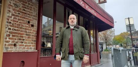 Marcel Pedragosa, ayer, junto al muro que le salvó la vida en el atentado del 13 de noviembre del 2015