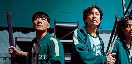 ACOMPAÑA CRÒNICA: EEUU SQUID GAME. USA2488. LOS ÁNGELES (ESTADOS UNIDOS), 07/10/2021.- Fotograma cedido por Netflix donde aparecen los actores Park Hae Soo (i) como Cho Sang-Woo, Lee Jung-jae (c) como Seong Gi-Hun y Jung Ho-yeon como Sae-Byeok, durante la escena de un episodio de la primera temporada de la serie coreana 