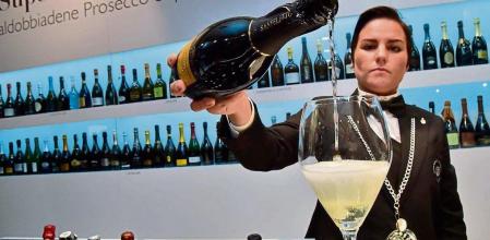 An Italian vendor serves Prosecco Valdobbiane superior, on March 23, 2015 at the Vinitaly exposition in Verona. AFP PHOTO / GIUSEPPE CACACE (Photo by GIUSEPPE CACACE / AFP)