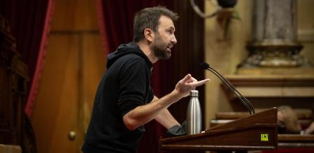 El diputado de la CUP Pau Juvillà, durante una sesión plenaria del Parlament de Catalunya, a 4 de noviembre de 2021, en Barcelona, Catalunya (España). La ley de la ciencia de Catalunya y una proposición de ley de la CUP que plantea internalizar el servicio de transporte sanitario, son algunos de los temas principales a debatir en esta segunda sesión del pleno del Parlament. Otros de los temas a debatir son un decreto ley para que el personal del sector público de la Generalitat recupere el 100% de la paga extraordinaria de 2014 y dos propuestas de resolución, de comuns y Cs para crear una comisión de investigación sobre la gestión de las residencias durante el Covid-19.
04 NOVIEMBRE 2021;PARLAMENT;CATALUÑA;CATALUNYA
David Zorrakino / Europa Press
04/11/2021