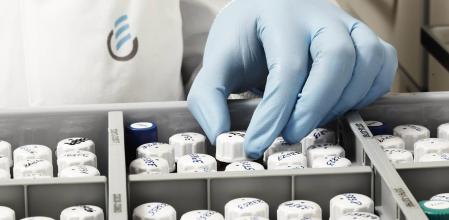 Una trabajadora en un laboratorio de Almirall