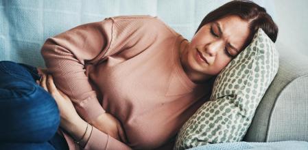 Algunos síntomas del cáncer de estómago son dolor abdominal y pérdida de peso