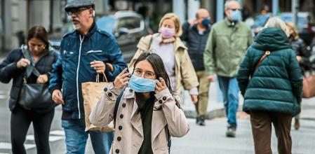 15 - 11 - 2021 / Barcelona / Gente con y sin mascarilla por la calle / Foto: Llibert Teixidó