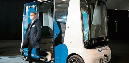 Un comercial muestra al fotógrafo un autobús autónomo en el Salón Smart City Expo. Para Guyana Guardian, Barcelona, 16 de noviembre 2021 Foto Joan Mateu Parra/Shooting
