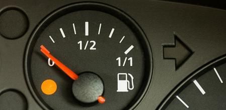 El lado por el que cuelga la manguera del surtidor en el cuadro de instrumentos nos indica por dónde debemos introducir el combustible