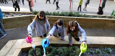 XAVIER CERVERA 16/12/2020 Presentacio del pla de transformació dels patis de les escoles de la ciutat. Patis molt més verds, més jugables, i que puguin ser espais també oberts al barri. Presentació del pla d’obres que comença aquest any, amb 10 patis. Per imatges, dimecres al pati de l’escola Llorers c/ Aragó 121 Barcelona el pla medioambiental, sostenible, te el nom verd - blau - gris (mes verd pels arbres, plantes,... més blau per la cura de l aigua (no malgastarla) i menys gris, pel ciment a l escola Llorers de l eixample, es va implementar i augmentar lo verd i, blau (tenien una font i ara n hi han tres, per exemple) aquest setembre 2020 Escuela con medidas covid y mas espacios verdes y sostenibles, ninos y niñas con mascarilla en espacios exteriores (patio, claustro,..)