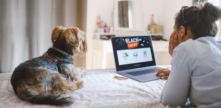 Mujer está comprando electrónica en línea en descuentos del Black Friday