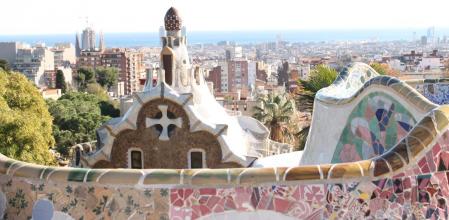 Ejemplos de la técnica del trencadís en el Park Güell.