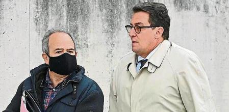 SAN FERNANDO DE HENARES (MADRID), 18/11/2021.- El exalcalde de Boadilla, Arturo González Panero (i), a su llegada a la Audiencia Nacional en San Fernando de Henares, este jueves. Nueva sesión del juicio a la pieza del caso Gürtel centrada en las actividades de la trama en Boadilla del Monte (Madrid) en la que declarará, entre otros, el exjefe de campaña del PP en el municipio Tomás Martín Morales, uno de los acusados que ha confesado y que ha implicado a Pío García Escudero. EFE/ Fernando Villar