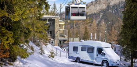 Autocaravana aparcada junto al telecabina dela estación polaca de Kuznice