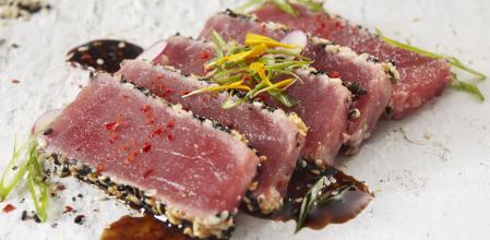 Tataki de atún con verduritas 