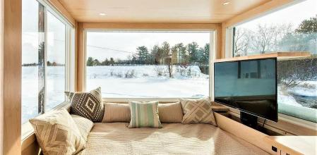 Sus grandes ventanas envolventes contribuyen a ganar luminosidad interior.