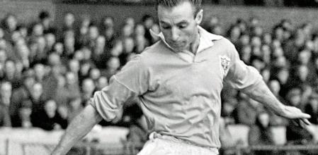 Blackpool football player Stanley Matthews taking a corner, during the First Division football match against Chelsea at Stamford Bridge, London. 23/02/2000 : Matthews dies, aged 85. * 17/10/00: Up to 500 items belonging to the estate of Sir Stanley including a gold replica of his 1953 FA Cup medal were being sold at auction at Stoke City's Britannia Stadium . * 31/08/2001: The FA Cup Winner's medal presented to him after the 1953 final is to be sold at auction and could fetch up to 30,000, it was revealed. The nine-carat gold medal was presented to the former England winger after his side's 4-3 win over Bolton Wanderers. Sotheby's, which hosts the sale in London, have given it a 20,000 to 30,000 asking price. The proceeds will go to the Professional Footballers' Association benevolent fund. Sir Stanley, who died aged 85 following a short illness, is best remembered for his outstanding contribution to the match, in which his team-mate Stan Mortensen scored three times. (Photo by PA Images via Getty Images)