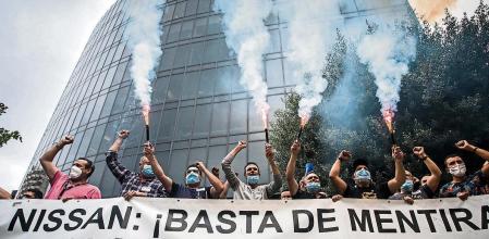 04 - 06 - 2020 / Barcelona / Protesta de los trabajadores de nissan por el próximo cierre de las plantas en Barcelona - Se manifiestan delante el bufete de abogados que ha aceptado llevar el cierre - en diagonal / Foto: Llibert Teixido