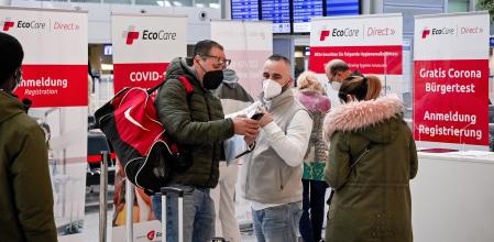 Duesseldorf (Germany), 26/11/2021.- Travelers read information at a Covid-19 testing center at the departure area of the International Airport in Duesseldorf, Germany, 26 November 2021. The spread of a potentially more dangerous variant of coronavirus in southern Africa has caused international concern. Experts fear that the heavily-mutated B.1.1.529 Coronavirus variant could be highly contagious - because of its unusually large number of mutations - and that could also penetrate the protective shield of vaccines more easily. The German government is restricting air travel with South Africa as a result. (Alemania, Sudáfrica) EFE/EPA/SASCHA STEINBACH