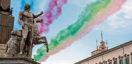Rome (Italy), 26/11/2021.- Italian Air Force (Aeronautica Militare)'s aerobatic demonstration team, the Frecce Tricolori (lit.Tricolour Arrows) and the 'Patrouille de France' aerobatics team, fly over the Quirinal Palace on the occasion of the signing of the Quirinal Treaty between Italy and France in Rome, Italy, 26 November 2021. (Francia, Italia, Roma) EFE/EPA/ALESSANDRO DI MEO