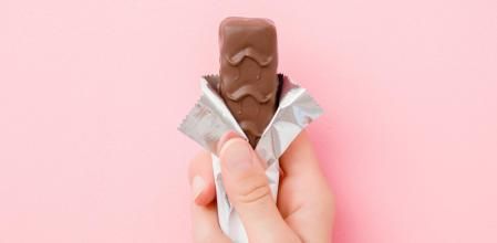 Barrita de chocolate rellena de fresa