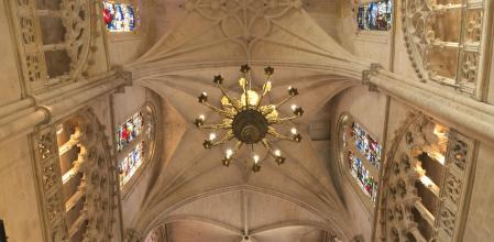Arcos, lámparas y vidrieras de la catedral de Burgos.