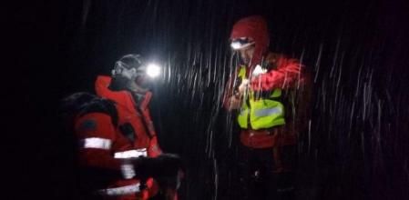 Dos efectivos de los Bomberos que participaron en el operativo de rescate.