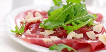 Carpaccio de carne con rúcula y parmesano