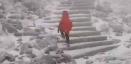 Un niño de cuatro años con un pie amputado hace historia escalando el pico más alto de Gales<br>