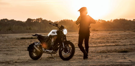 La moto Eight Mile se ofrece en dos versiones, una naked asfáltica y una Scrambler para hacer salidas puntuales por pista&nbsp;