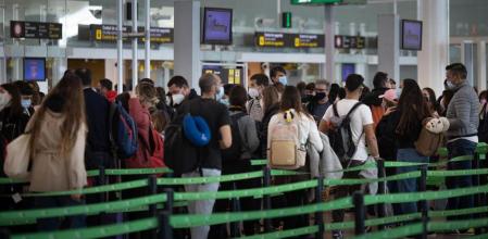 Activitat intensa i alguna cua a l'aeroport d'El Prat.