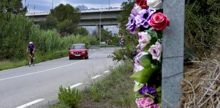 Una corona de flores recuerda a las víctimas de un accidente mortan en la BV-1201