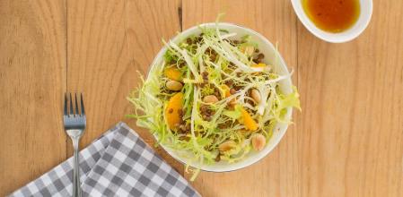 Ensalada de hojas verdes con lentejas y naranja