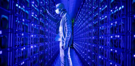 Un trabajador frente a una infraestructura de minado de ethereum