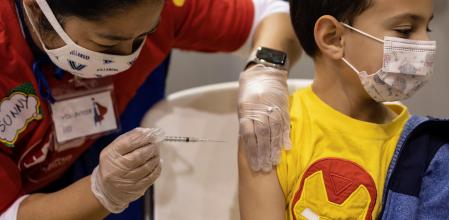 Jace Quinones, de 7 años, recibe la vacuna pediátrica de Pfizer contra la convid en Lansdale, Pensilvania, (EE. UU.)