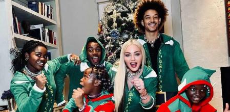 Madonna, su novio y cuatro de sus hijos, vestidos de elfos