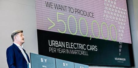 foto XAVIER CERVERA 22/03/2021 WAYNE ANTHONY GRIFFITHS Presidente de SEAT y CUPRA, Vicepresidente ejecutivo Comercial de SEAT CARSTEN ISENSEE Vicepresidente ejecutivo de Finanzas e IT MOTOR Seat lanzará un coche eléctrico urbano en el 2025 La automotriz prepara la fábrica de Martorell con la idea de producir 500.000 vehículos eléctricos en el futuro Seat ha anunciado este lunes que lanzará al mercado un coche eléctrico urbano en el 2025, dentro de su plan de electrificación de la gama. El precio rondará los 20.000-25.000 euros para 