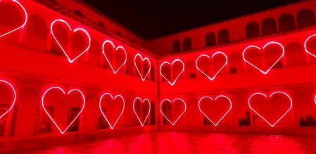 Montaje artístico navideño en el claustro del antiguo convento del Carme de Olot.