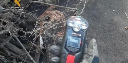 Detector de medición de gases tóxicos durante la toma de medición en una zona de medición del volcán de La Palma