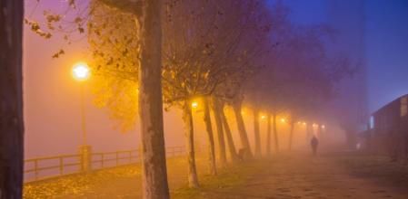 El paseo Vora Ter en Manlleu entre la niebla.