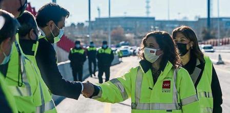 La presidenta de la Comunidad de Madrid, Isabel Díaz Ayuso y el consejero de Transportes de la Comunidad de Madrid, David Pérez, a su llegada a la inauguración de la nueva conexión entre las carreteras de titularidad regional M-503 y M-513, a la altura de Pozuelo de Alarcón, a 14 de diciembre de 2021, en Pozuelo de Alarcón, Madrid, (España). La nueva conexión consiste en una prolongación de la M-500, proyecto que dotará de una mayor longitud a los carriles de cambio de velocidad que existen en dicha vía. Esta remodelación pretende solucionar los atascos que se producen a diario y que colapsan una de las principales entradas a la capital. 14 DICIEMBRE 2021;PP;COMUNIDAD DE MADRID;ATASCOS;VEHICULOS;COCHES;CARRETERAS;M-503;M-513 Ricardo Rubio / Europa Press 14/12/2021