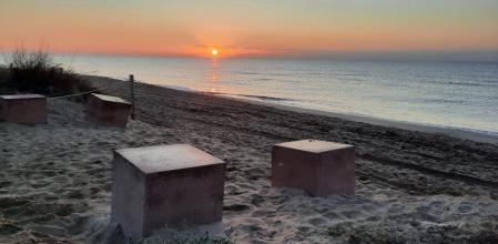 Amanecer en las piedras del amor de la playa de Gavà.