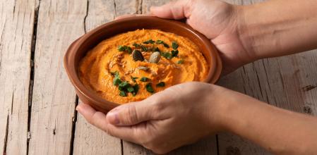 Muhammarra con nueces y albahaca