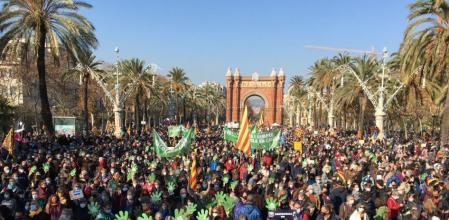 Multitudinaria manifestación en Barcelona en apoyo de la escuela en catalán