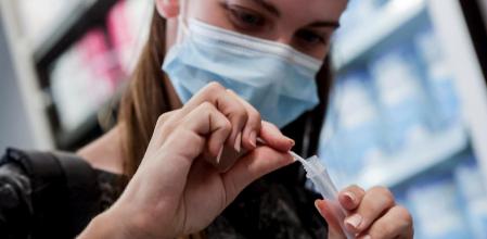Una mujer se hace un test de antígenos.