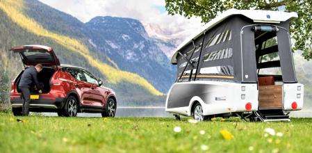 Con solo levantar el techo, aparecerá de forma automática un espacio habitable bastante generoso.