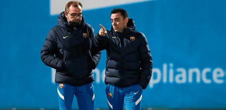 BARCELONA, 20/12/2021.- El entrenador del FC Barcelona, Xavi Hernández (d), acompañado de su segundo, Óscar Hernánde, durante el entrenamiento de este lunes en la ciudad deportiva Joan Gamper. EFE/Alejandro García