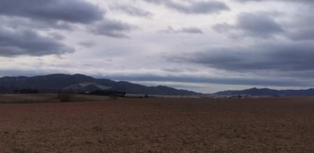 Paisaje de Gallecs bajo las nubes.