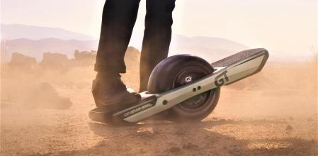 Está integrado por una tabla con una gran rueda en el centro que queda situada entre los dos pies del conductor mientras se utiliza el vehículo.