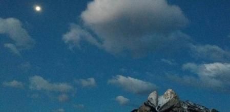 La luna con el Pedraforca.