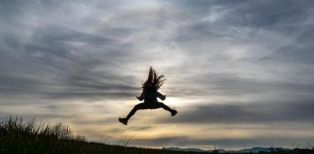 Saltando con el halo solar, en Manlleu.