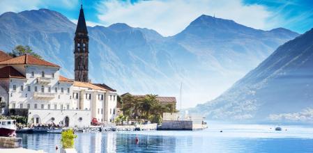 La ruta por la bahía de Kotor pasa entre otros pueblos por Perast
